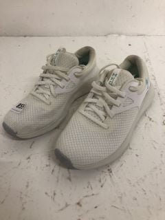 UNDER ARMOUR TRAINERS SIZE: 5