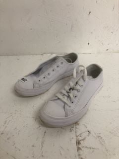 CONVERSE ALL-STAR SNEAKERS SIZE: 6