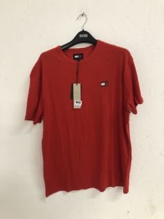 TOMMY JEANS REGULAR BADGE TEE SIZE: M