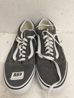 VANS OLD SKOOL SHOES SIZE: 8.5