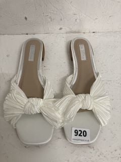 BE MINE SANDALS SIZE: 7