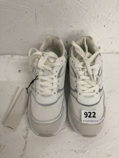 CALVIN KLEIN TRAINERS SIZE: 3.5