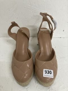 V BY VERY WEDGE SANDALS SIZE: 6