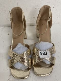 V BY VERY WEDGE SANDALS SIZE: 5EEE