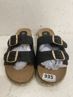 V BY VERY SANDALS SIZE: 7