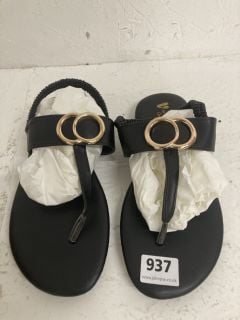 V BY VERY SANDALS SIZE: 5E