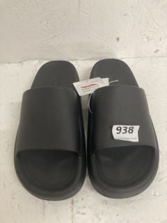 SKECHERS ARCHFIT SLIDERS SIZE: 4