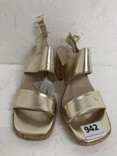 V BY VERY WEDGE SANDALS SIZE: 4E