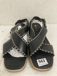 V BY VERY WEDGE SANDALS SIZE: 8