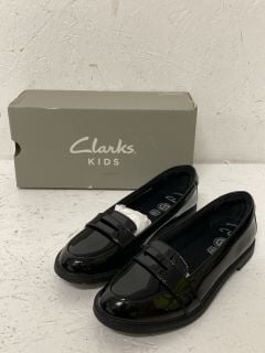 CLARKS KIDS SCALA LOAFER Y. SIZE: 5