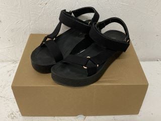 V COMFORTS SANDALS SIZE: 4E