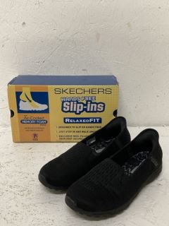 SKECHERS HANDS-FREE SLIP-INS SIZE: 5