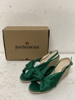 JOE BROWNS GREEN, WEDGED SANDALS SIZE: 8