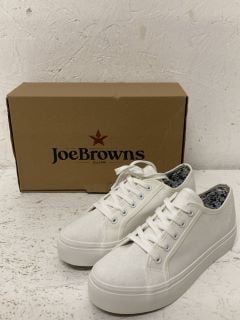 JOE BROWNS WHITE TRAINERS SIZE: 5