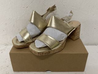 V BY VERY WEDGED SANDALS SIZE: 5