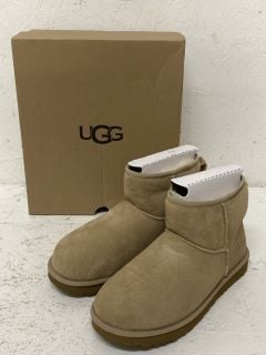 UGG W CLASSIC MINI II SIZE: 8