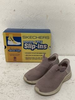 SKECHERS HANDS-FREE SLIP-INS SIZE: 3