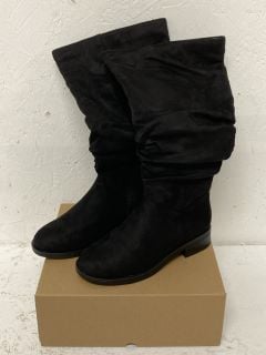 V BY VERY BLACK BOOTS SIZE: 7E