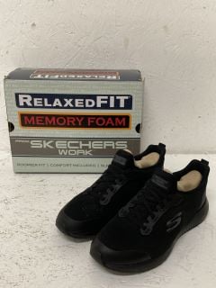 SKECHERS SLIP RESISTANT WORK SHOES SIZE: 6