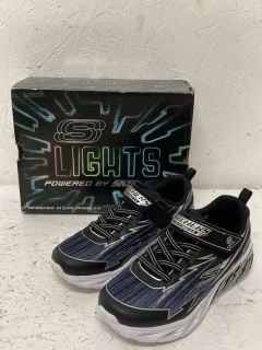 SKECHERS LIGHTS SIZE: 1 OLDER