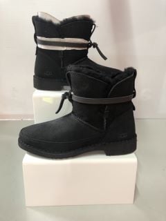 UGG CLASSIC BOOTS UK SIZE 2