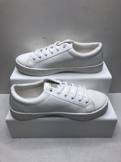 LEVIS MALIBU 2.0 BRILLIANT WHITE TRAINERS UK SIZE 7