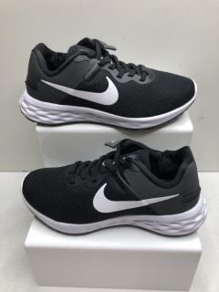 PAIR OF BLACK NIKE TRAINERS UK SIZE 3