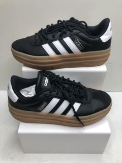 PAIR OF BLACK ADIDAS TRAINERS UK SIZE 5