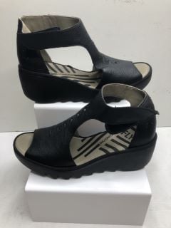 WOMENS FLY LONDON BLACK SHOES UK SIZE 8