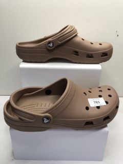 UNISEX CROCS IN BROWN SIZE 8/10