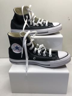 CONVERSE UNISEX IN BLACK SIZE 5/7