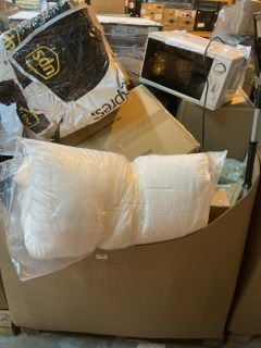 PALLET OF ITEMS INC MICROWAVE & FLUFFY COVERS