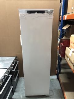 AEG INTEGRATED FULL FRIDGE MODEL NO: SKE818E1DC