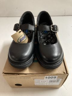 CHILDRENS POD BLACK PLATFORM SHOES SIZE - UK 12 KIDS