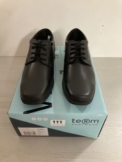 PAIR OF TERM FOOTWEAR THOMAS LACE UP BLACK SHOES - SIZE UK 4