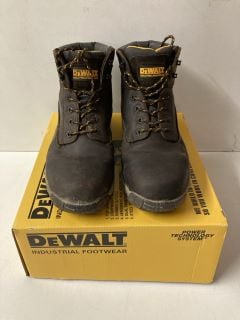 PAIR OF DEWALT INDUSTRIAL FOOTWEAR MASON BOOTS - SIZE UK 9