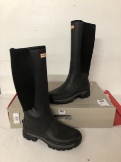 HUNTER M FIELD BALMORAL HYBRID TALL BOOTS IN SIZE UK 10