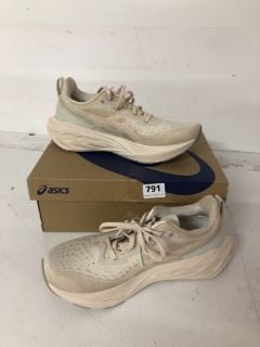 ASICS NOVABLAST 4 TRAINERS IN OATMEAL/MOONROCK IN UK SIZE 7