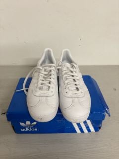 ADIDAS GAZELLE IN WHITE/GOLD LEATHER TRAINER IN UK SIZE 7