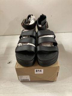 BLACK OPEN TOED SANDALS IN BLACK UK SIZE 5