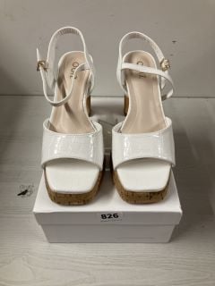 QUIZCLOTHING WHITE PLATFORM HEELS UK SIZE 6