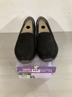 SKECHERS WITH AIR COOLED MEMORY FOAM  VEGAN UK SIZE 6