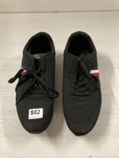 TOMMY HILFIGER BLACK MESH TRAINERS IN UK SIZE 9