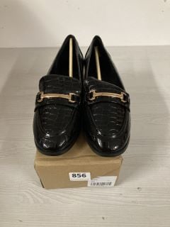 BLACK SNAKE SKIN STYLE LOAFERS IN UK SIZE 7