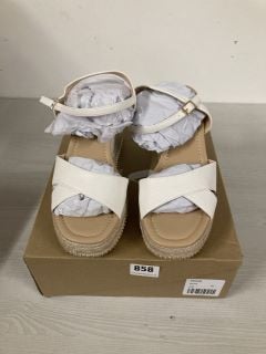 WHITE LETHER SANDALS IN UK SIZE 8