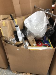 PALLET OF ITEMS INC QTY OF PLASTIC PADDLES/RACKETS FOR SPORTS