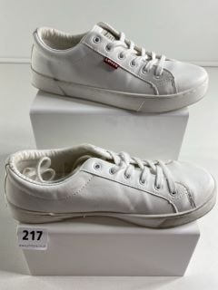 LEVIS MENS TRAINERS UK SIZE 6