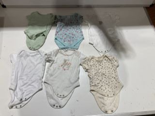 QTY OF ASSORTED CLOTHING TO INCLUDE BABY UGG BOOTS