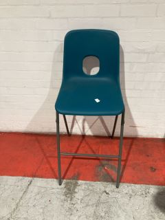 1X BLUE PLASTIC CHAIR