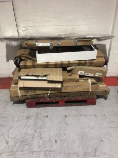 PALLET OF ASSORTED PART ITEMS TO INCLUDE WELWYN ANTIQUE BRASS 4 POSTER METAL KING BED BOX